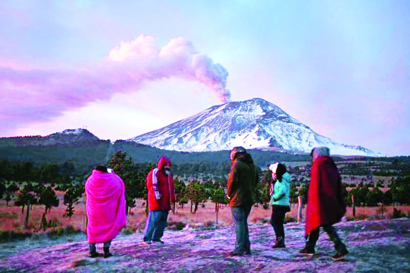 Núi lửa Popocatepetl ở Puebla (Mexico) phun tro vào ngày 24/1/2016.