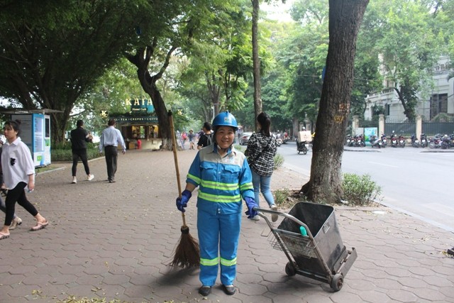 Dù công việc nhiều vất vả, vẫn thấy nụ cười trên gương mặt chị Nguyễn Thị Thanh Hiếu trong những giờ làm việc.