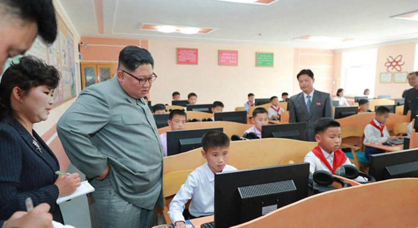 Chủ tịch Kim Jong Un sẵn sàng trao tặng mọi thứ cho những nhà giáo dục xuất sắc. Ảnh: KCNA