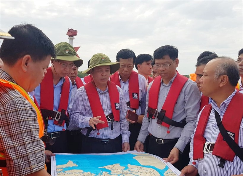 Bộ trưởng Bộ GTVT Nguyễn Văn Thể chỉ đạo khẩn trương xử lý hiện trường tàu chìm. 	Ảnh: M.H