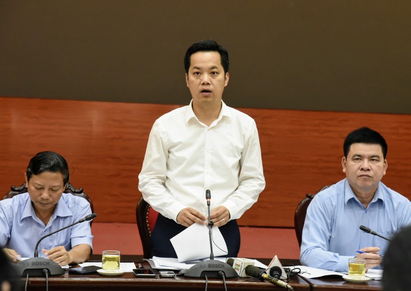 Chánh Văn phòng UBND TP Hà Nội Vũ Đăng Định thông tin tại buổi giao ban báo chí
