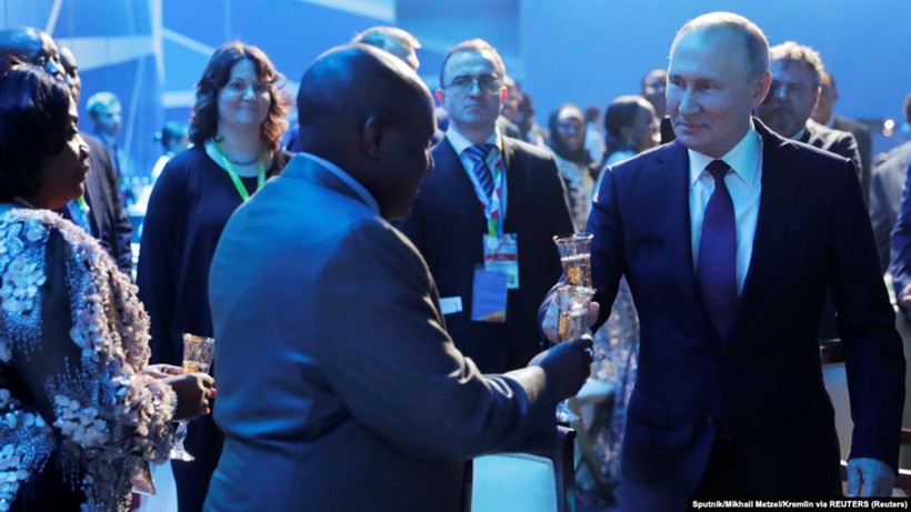 Tổng thống Nga Vladimir Putin đón các đại biểu tham dự Hội nghị Thượng đỉnh Nga - châu Phi. Ảnh: IT