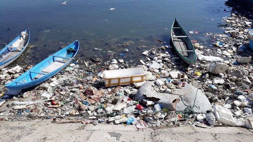 Môi trường biển tại Ninh Thuân đang bị rác thải nhựa tấn công.