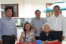 Thứ trưởng Bộ GD&ĐT Nguyễn Văn Phúc (bìa phải) trong lần thăm nhạc sư Vĩnh Bảo. Ảnh: T.G.