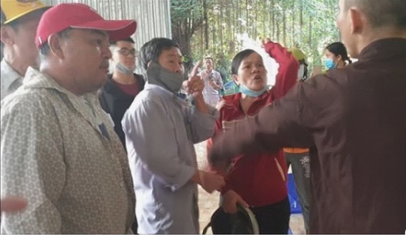 Nhóm người xông vào “Tịnh thất Bồng Lai” ở Long An gây xôn xao dư luận. Ảnh: Cắt từ clip