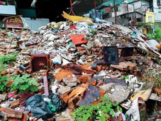 Một “điểm đen” rác thải “nuốt” bãi sông Hồng tại phường Phúc Tân (Hoàn Kiếm, Hà Nội)