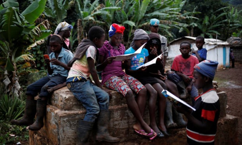 Trẻ em ở Boucan Ferdinand (Haiti) cùng nhau đọc sách