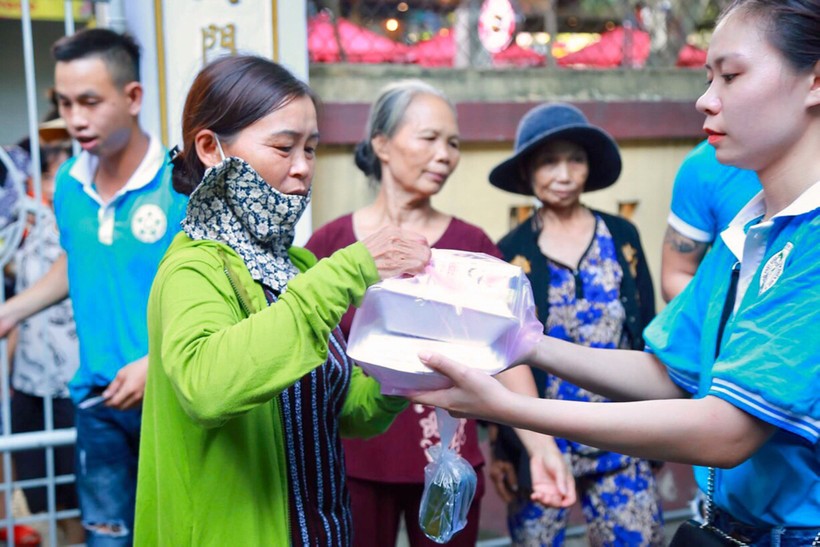 Trao  cơm chay cho bệnh nhân và người nhà tại TTYT Phong Điền và Bệnh viện TW Huế cơ sở 2 tại xã Phong An, huyện Phong Điền, Thừa Thiên - Huế