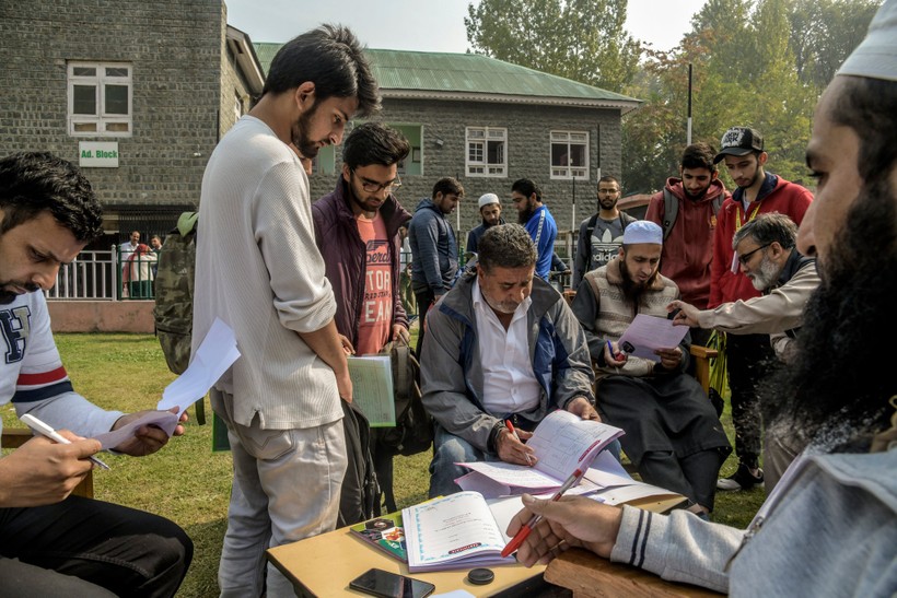 Các giáo viên tại Kashmir vẫn chấm bài cho HS khi trường học không hoạt động