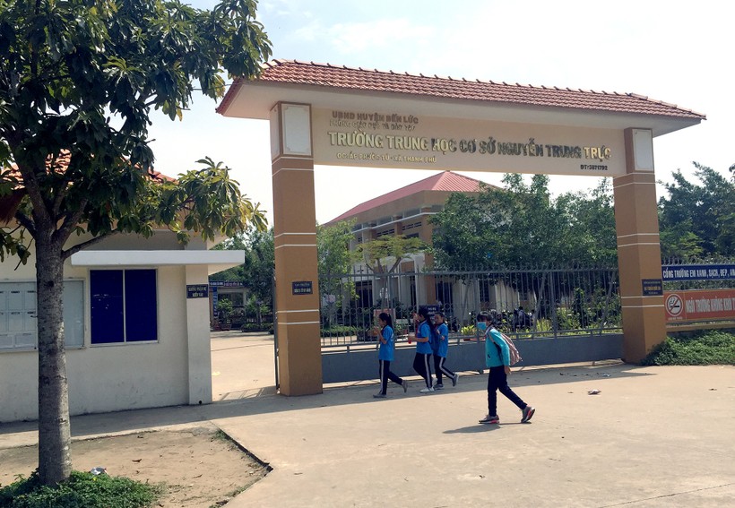 Trường THCS Nguyễn Trung Trực (huyện Bến Lức, tỉnh Long An) - nơi xảy ra vụ việc. Ảnh: C.Chương