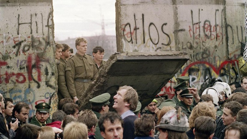 Người dân Tây Berlin chen chúc trước Bức tường Berlin ngày 11/11/1989, chứng kiến cảnh sát biên giới Đông Đức phá hủy một phần của hàng rào.