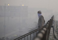 Cảnh đường phố mịt mù trong làn khói bụi ở Ấn Độ. 	Ảnh: AP