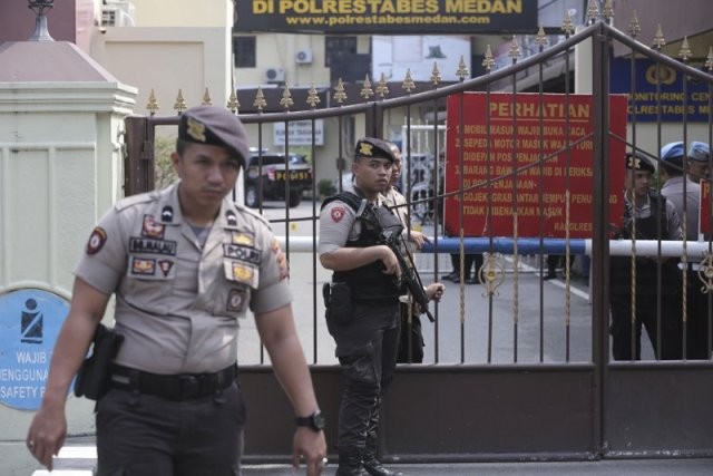 Sĩ quan gác cổng tại trụ sở cảnh sát thành phố Medan