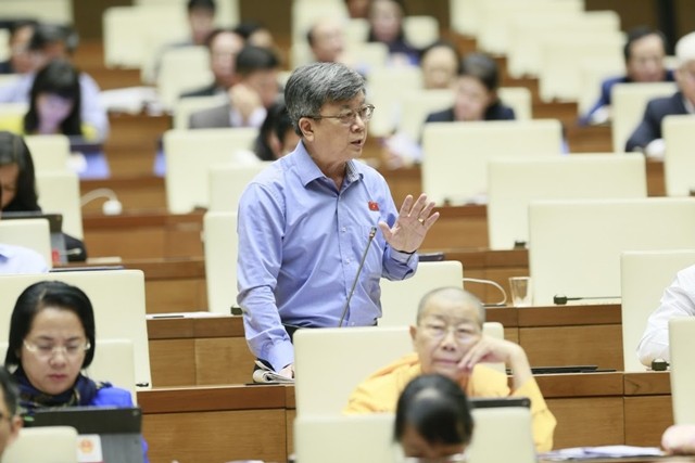 Đại biểu Trương Trọng Nghĩa (đoàn TPHCM) phát biểu tại hội trường ngày 14/11. Ảnh: Quang Khánh
