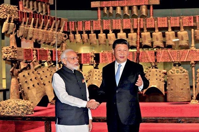 Chủ tịch Trung Quốc Tập Cận Bình và Thủ tướng Ấn Độ Narendra Modi đến thăm Bảo tàng tỉnh Hồ Bắc (Trung Quốc) năm 2018