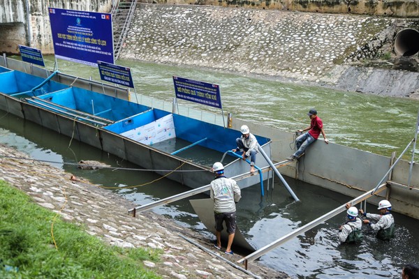 Thiết bị thử nghiệm làm sạch nước sông Tô Lịch của Nhật được lắp đặt trên đầu nguồn. Ảnh: NT.