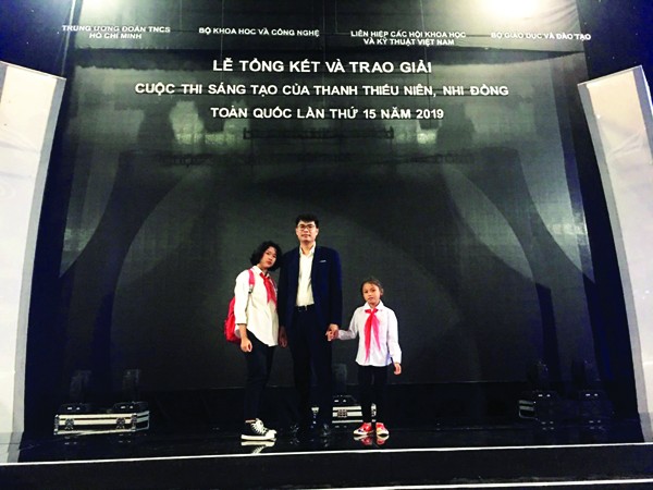 Thầy Lương Ngọc Duy và 2 HS Sùng Thị Sao (bên phải) và Vùi Thị Hương trong ngày nhận giải thưởng mô hình “Xây dựng và bảo vệ biên cương”.