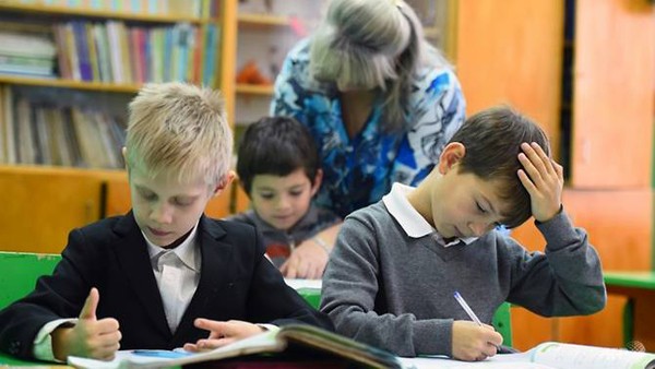 Nhận nuôi trẻ mồ côi đã trở thành giải pháp duy trì trường học ở nhiều vùng quê Nga