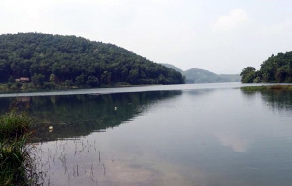 Mặt nước hồ Đầm Bài, Hòa Bình