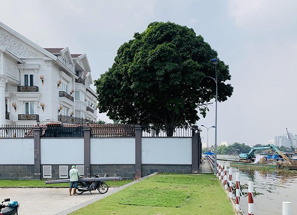 Nhìn từ xa thấy rất rõ mức độ vi phạm hành lang bảo vệ sông Sài Gòn của căn biệt thự cuối hẻm 189C