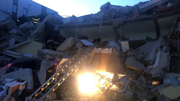 Nhiều người bị mắc kẹt dưới đống đổ nát sau trận động đất