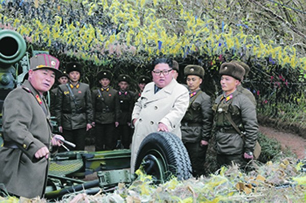 Nhà lãnh đạo Triều Tiên Kim Jong-un kiểm tra khả năng sẵn sàng chiến đấu trên đảo Changrin. Ảnh: Reuters