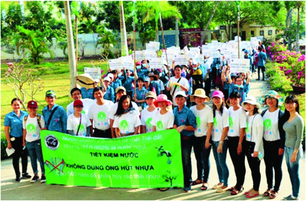 Sinh viên Trường Đại học Trà Vinh nói không với rác thải nhựa