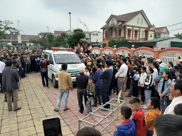 Xe cứu thương đưa thi thể nạn nhân là người Nghệ An về đến quê nhà