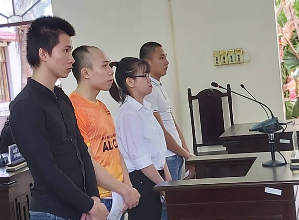 Các bị cáo là nhân viên Công ty Alibaba tại phiên tòa sáng 27/11. Ảnh: CTV
