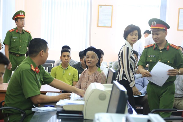 Công an quận Long Biên làm thủ tục tiếp nhận hồ sơ làm CCCD của người dân