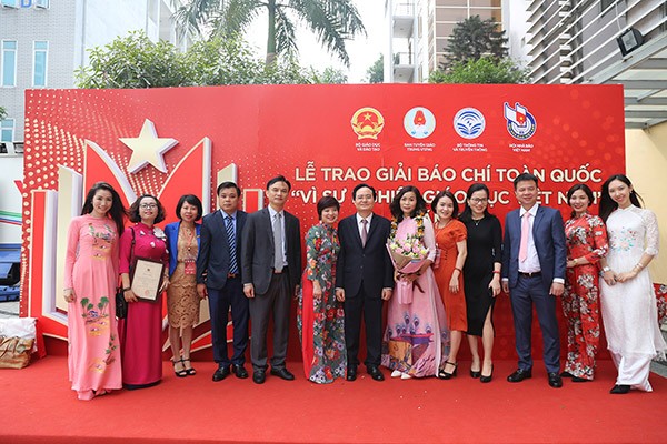 Bộ trưởng Phùng Xuân Nhạ cùng tập thể lãnh đạo, cán bộ nhân viên Báo Giáo dục và Thời đại tại Lễ trao Giải Báo chí toàn quốc “Vì sự nghiệp Giáo dục Việt Nam” năm 2019