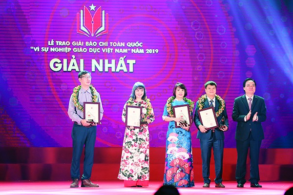 Bộ trưởng Phùng Xuân Nhạ trao giải Nhất cho các tác giả đoạt giải tại lễ trao giải báo chí toàn quốc “Vì sự nghiệp giáo dục Việt Nam” 2019