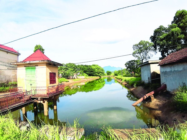 Với tình trạng bị lấn chiếm ồ ạt, hồ Đồng Mô liệu có trụ vững trong mùa mưa bão?