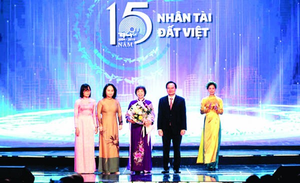 GS Đặng Thị Kim Chi (người cầm hoa) được vinh danh và nhận giải thưởng Nhân tài Đất Việt