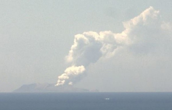 Núi lửa trên đảo White phun trào vào lúc hơn 14 giờ
