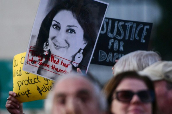 Người biểu tình tại Malta giơ cao hình ảnh nữ nhà báo bị sát hại