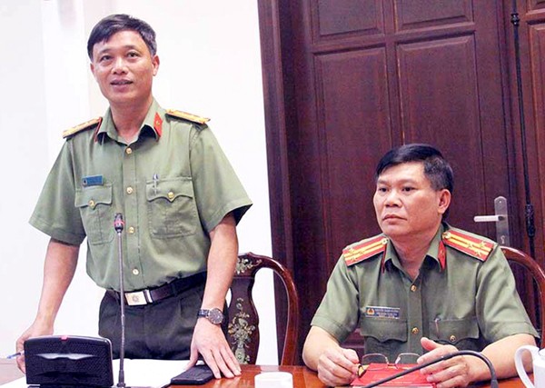 Đại tá Nguyễn Văn Thọ (trái) chia sẻ thông tin vụ việc với báo chí. Ảnh: CTV