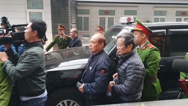 Cựu Bộ trưởng Nguyễn Bắc Son, cựu Chủ tịch MobiFone Lê Nam Trà tại sân tòa án lúc 7 giờ 10 phút