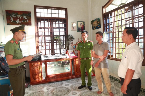 Cơ quan công an lấy lời khai và bắt tạm giam đối tượng Nguyễn Văn Chương . Ảnh: T.G