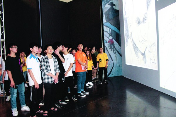 Triển lãm “Bùi Xuân Phái với Hà Nội” thu hút nhiều công chúng đặc biệt là giới trẻ. Ảnh: Bảo tàng Hà Nội.