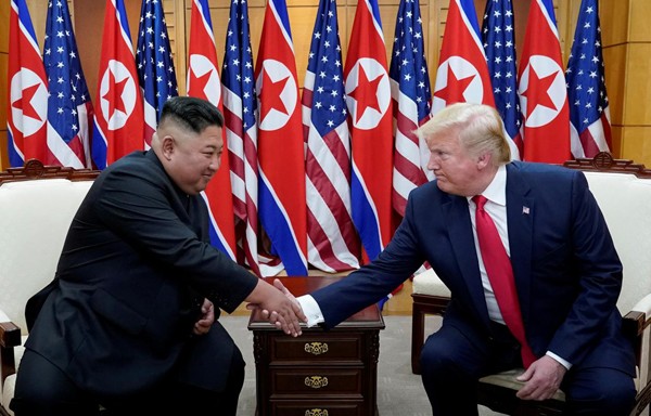 Tổng thống Mỹ Donald Trump bắt tay nhà lãnh đạo Triều Tiên                   Kim Jong-un trong cuộc gặp tại khu phi quân sự ngăn cách hai miền Triều Tiên hồi tháng 6