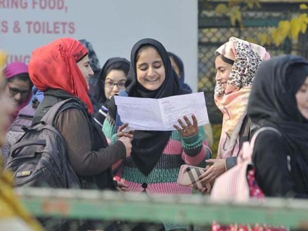 Hàng trăm SV Kashmir bị nhà trường phạt do đóng học phí muộn