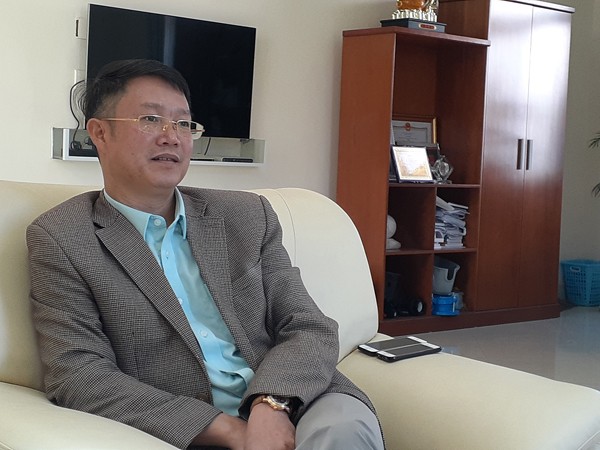 Ông Vì Văn Chung, Chủ tịch HĐQT kiêm Giám đốc Công ty Nước Lai Châu trao đổi với phóng viên