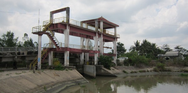 Cống ngăn mặn ở tỉnh Trà Vinh đóng kín, ngăn nước mặn xâm nhập vào nội đồng