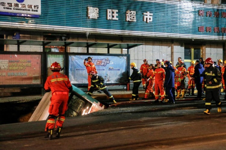 Trung Quốc: Xe buýt rơi xuống hố tử thần, ít nhất 6 người thiệt mạng
