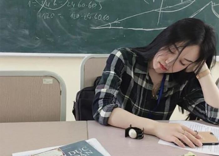 Chỉ sau một bức ảnh ngủ gật trên mạng xã hội, nữ giáo viên thực tập bất ngờ ‘nổi như cồn’