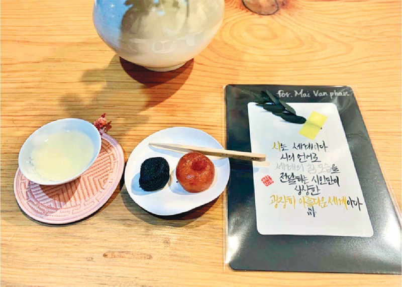 Tiếng chuông trong phòng trà ở Seoul
