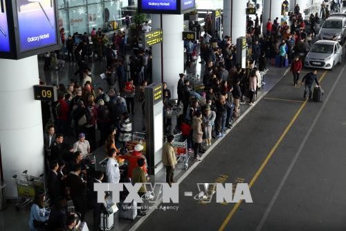Sân bay Nội Bài ùn tắc, hạn chế người nhà đưa tiễn và khuyến cáo hành khách tự làm thủ tục