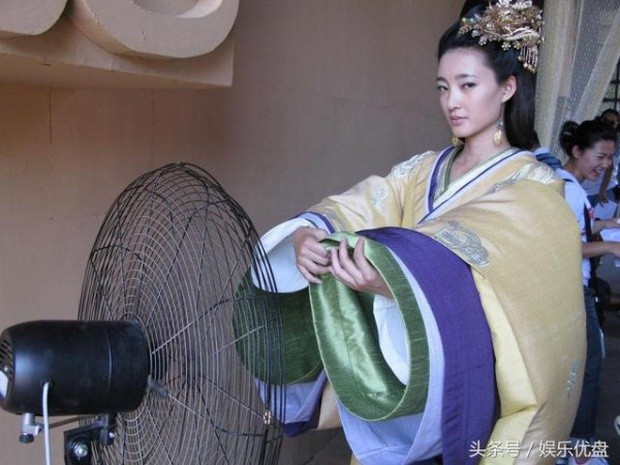 Bi hài hậu trường sao Hoa ngữ mặc cổ trang giữa mùa hè