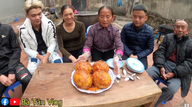 Bà Tân Vlog làm món trứng khổng lồ, dân mạng phát hiện sự kết hợp nguyên liệu dễ gây ngộ độc